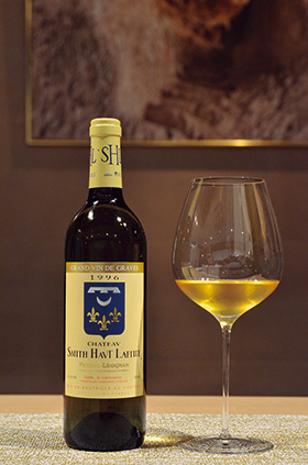 ソムリエ笹倉さんセレクト「1996 Chateau Smith Haut La?tte」。ボルドーの中でも一番歴史あるブドウ栽培地として知られているグラーヴのヴィンテージ白ワイン。熟した南国フルーツの様な味わいが特徴。