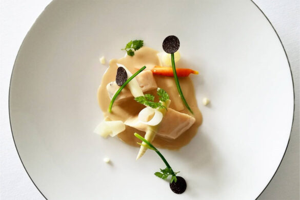 クリスタルクルーザー『菫』で巡る豪華バスツアー 世界最⾼峰「ルレ・エ・シャトー」のおもてなし