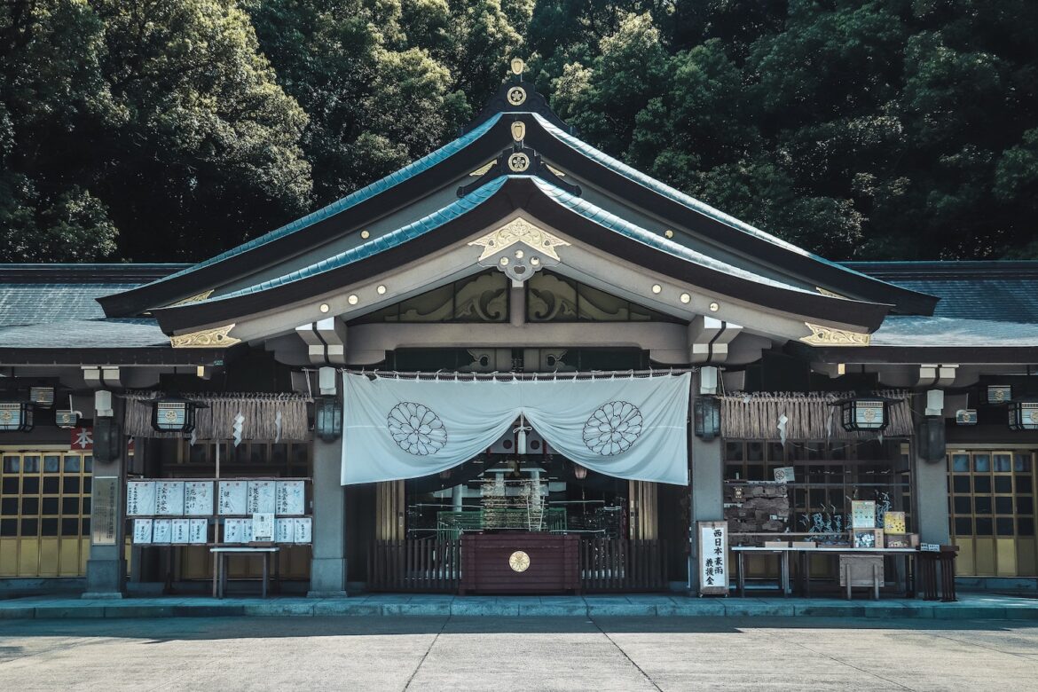 神社に初詣-アフルエント