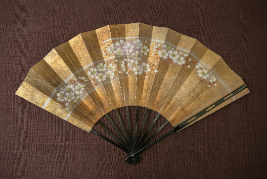 独自の色合わせが印象的な江戸扇子は、絵柄の考案から完成まで年単位の時間がかかるという。