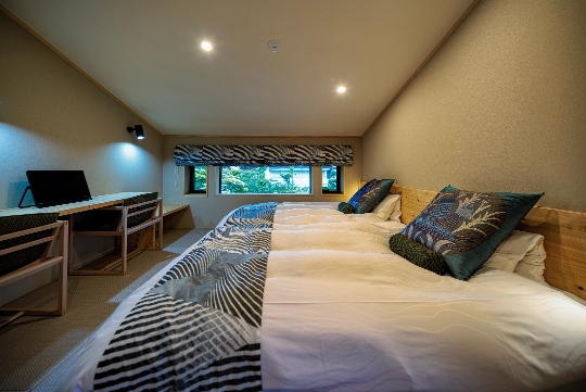 天井が低く、蚕部屋の名残を残す寝室。窓からは富士山が望める。