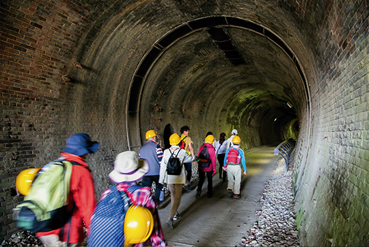 信越本線新線を歩き、国の重要文化財・旧碓氷峠鉄道施設を巡るイベント「廃線ウォーク」の様子。今年10～11月の開催も予定されている。