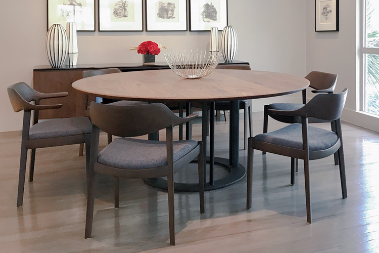 迫力ある無垢天板とシャープな印象の金属脚が魅力の丸テーブル。重厚感のあるデザインは、空間にワンランク上の集いの場面をつくります。