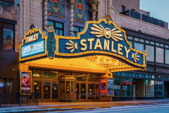 1928年にワーナー・ブラザーズが所有したバロック様式の外観が特徴のニューヨーク スタンレー・シアター。1976年に国家歴史登録財に登録されている。