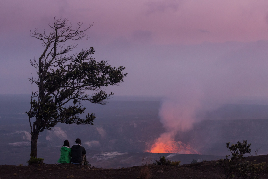 ハワイアンが最も恐れ、そして愛する火の女神ペレ。その棲家として祀られてきたハレマウマウ火口にはレイなどを供える人も多い
