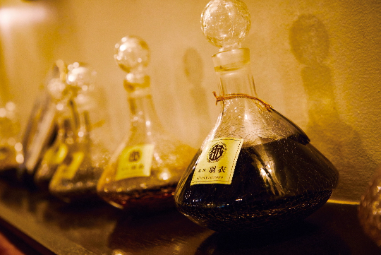 中国の醸造酒、黄酒（ホアンチュウ）を長期熟成して作られた老酒（ラオチュウ）。自家製で持ち帰り不可のためここでしか味わえない。