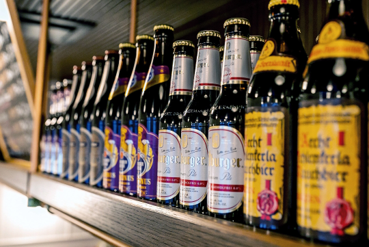 提供する肉料理に合うものを厳選し、常時16種類のドイツビールを用意。瓶ビールは季節によって仕入れる銘柄を変えている。