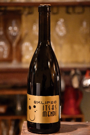 バスク地方のワイン「チャコリ」の珍しい赤タイプ「EKLIPSE ITSAS MENDI」。軽い口当たりで魚料理とも相性抜群。