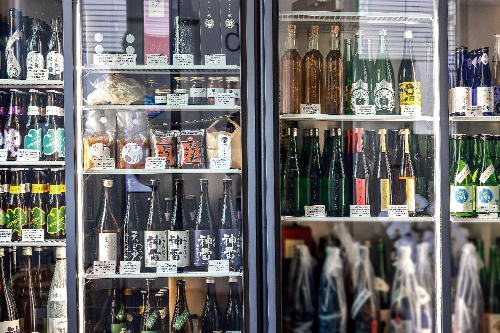 入り口近くには日本酒や調味料などを販売するショップも併設。今後は五嶋さんの独創性を調味料という形で展開していきたいという。