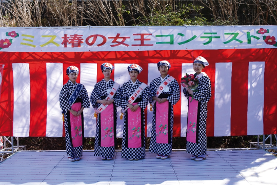 目玉イベントのひとつ「ミス椿の女王コンテスト」。参加者は、伊豆大島を代表する女性の姿「あんこさん」の衣装を身にまとう。