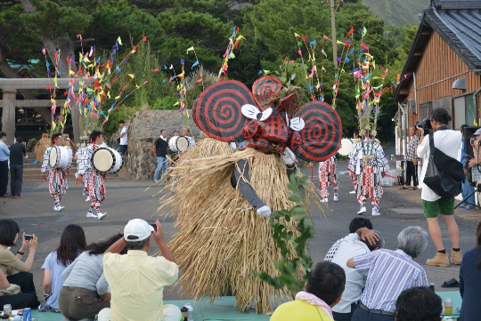 硫黄島八朔太鼓踊りに現れるメンドンは、神木で観客を叩き悪霊を祓う。夜中まで島内各地に出没し、暴れまわるメンドンに逆らうことは許されない。