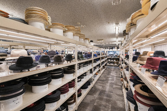 同社がインターネット通販で取り扱う2000種類以上の紳士帽は、来店型帽子倉庫でも購入可能だ。
