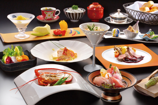 食事はフランス料理と繊細な日本料理が調和するフレンチ懐石「相模湾の旅」をレストラン「フォーシーズン」にて堪能。