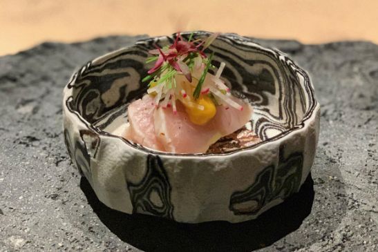 日本料理をベースにさまざまな調理法を採用