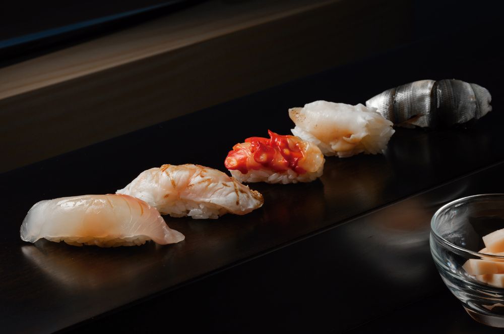 夕食は、四季折々の能登の幸を中心とした鮨のコースを味わえる