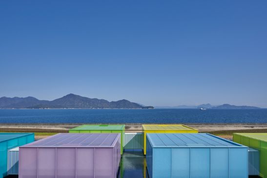 美術館の「望洋テラス」前には、昼は瀬戸内海の多島美、夜は工場夜景が広がる