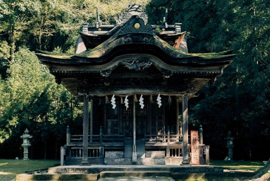 紙祖神 川上御前を祀る「岡太（おかもと）神社・大瀧神社」。江戸後期に再建された社殿は、日本一複雑な社殿建築としても知られる。