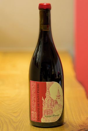 仏ジュラ地方のナチュラルワイン「DOMAINEde SAINT PIERRE」。優しい味わいで、カニの旨味と相性は抜群。ボトル2万2,000円（税込・サ別）。