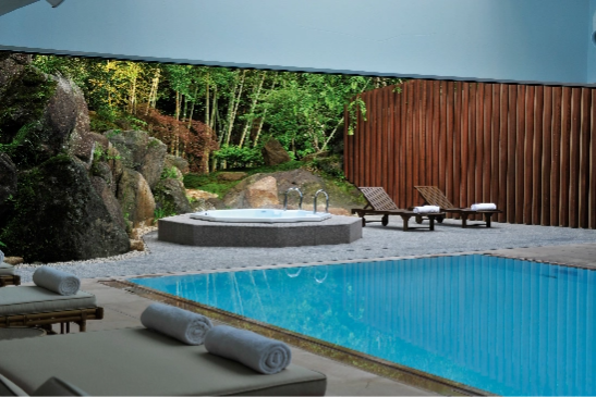 無料で利用できる温水プールやフィットネスのほか、メンズトリートメントメニューも豊富なスパも完備。