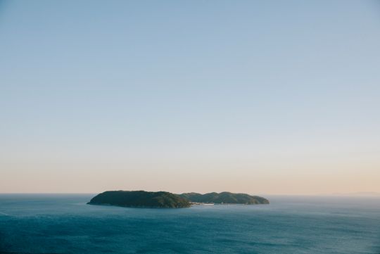 新施設の展望デッキから一望できる太平洋。日本書紀や古事記で描かれた、イザナギ、イザナミによる日本最初の国土「オノコロ島」の最有力候補地といわれている「沼島」も望める。