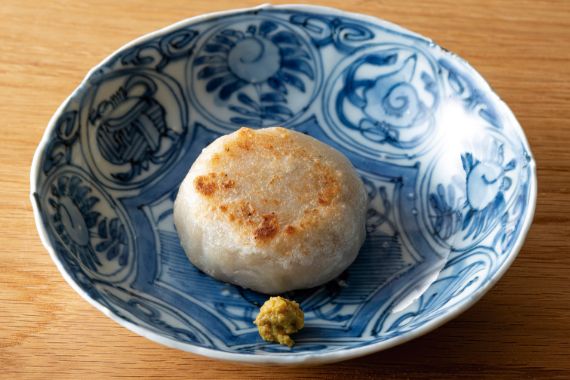 祖母から受け継いだレシピで作られる、長野県の郷土料理「おやき」。こちらも季節で具材が変わるが、この時期は旨味の強いイノシシ肉にリンゴを合わせた珍しい一品。