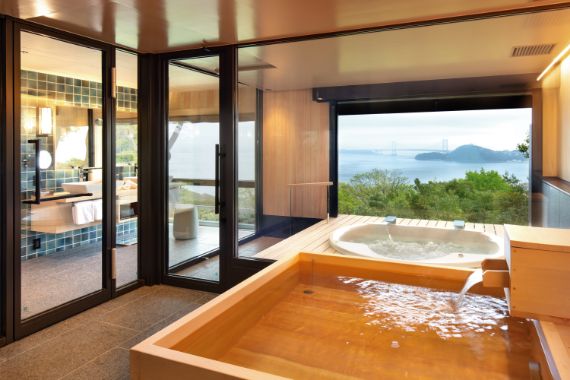 檜風呂と半露天ジェットバスが備えられた「贅奏」のバスルーム。ホテルリッジは全室に内風呂があり、上質なアメニティも充実している。