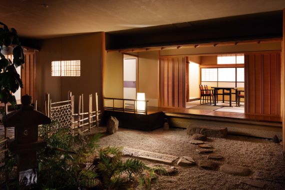 あえて手斧跡を残した廊下や船底天井の渡廊下など、日本建築の粋を集めた建物は、風情漂う雰囲気。