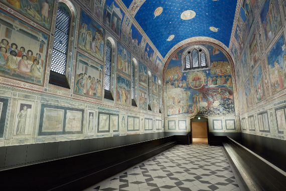 現地の環境そのままに、原寸大で再現された、ジョットの「スクロヴェーニ礼拝堂」。