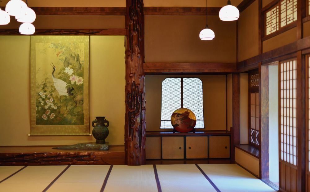 文化財ツアーでは、台湾から運ばれた推定樹齢2000年の“紫檀”の木を使用した「紫檀の間」のほか、今では入手困難な素材を使用した廊下や階段を巡る。
