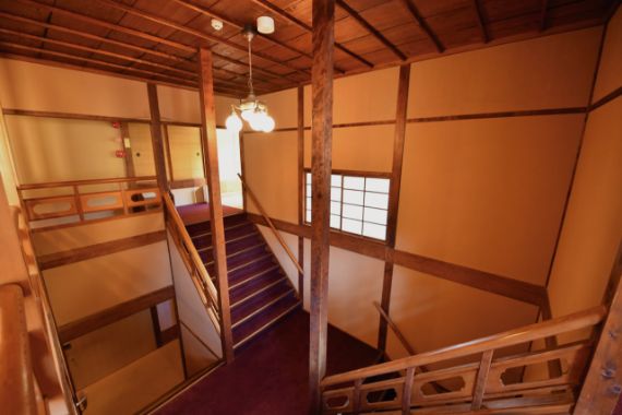 屋久杉が使用された階段の天井。狭くて急な階段が多かった当時には珍しく、空間にゆとりがある。