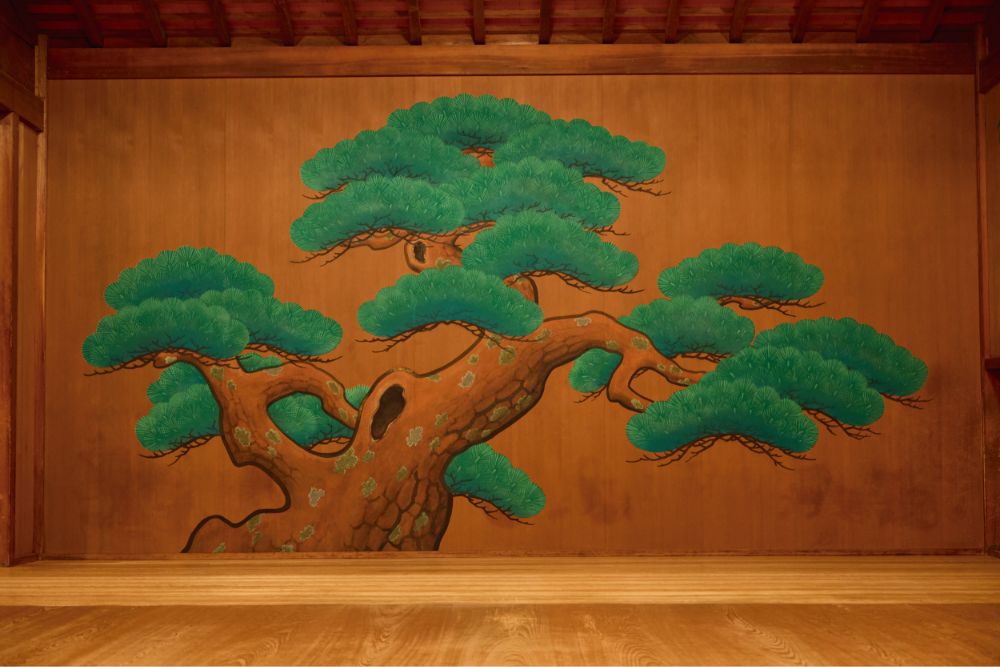 能舞台後方にある鏡板に、必ず描かれている松の絵。松は神様が宿る木とされ、能楽が神様に奉納されてきた時代を再現している