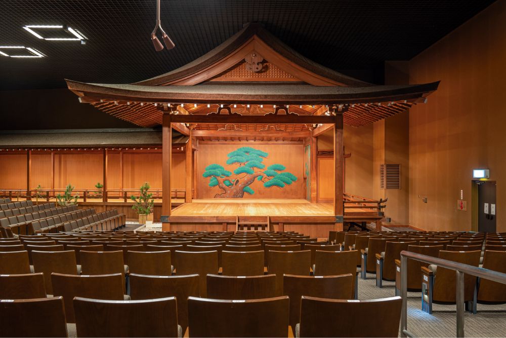 宝生能楽堂。能楽堂の構造は基本すべて同じで、松が描かれた鏡板、本舞台、左奥に伸びる廊下のような橋掛りで構成される。