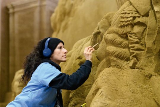 砂像は、水で固めた砂のブロックを彫刻して作られる。制作中は崩れるリスクと常に向き合い、完成後も最後には必ず崩されるその“儚さ”に、砂像ならではの美しさがある。