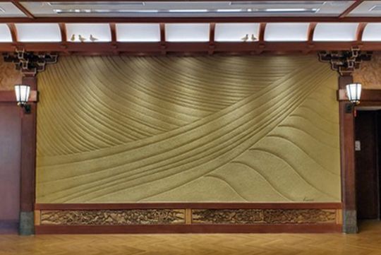 久住さんが手掛けた、箱根・富士屋ホテル レストラン・カスケードの大壁。風・霧・磁場などをイメージしている。