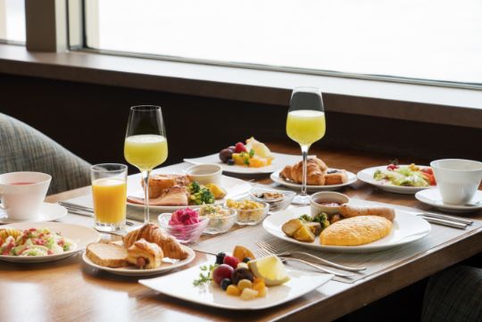 朝食は最上階のレストラン「The Grill on 30th」で洋食または和定食を選べる。