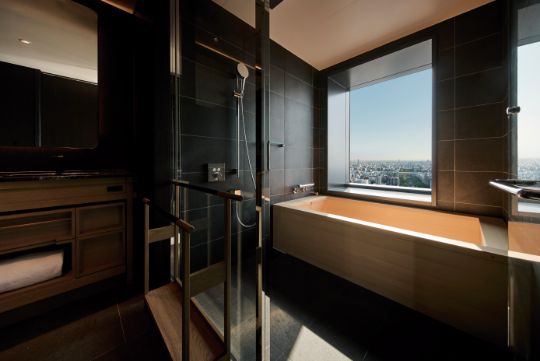 高級建築用材・木曽ヒノキの浴槽を備える浴室からも名古屋の街を一望