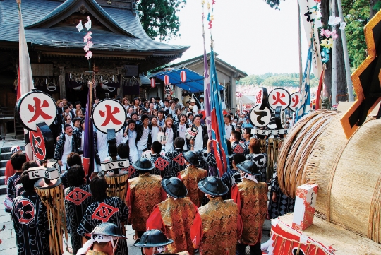 花火玉を神社に奉納する「玉送り」や打ち上げの成功を願う「筒引き」などの伝統行事も行われ、活気ある祭りの雰囲気を楽しめる。