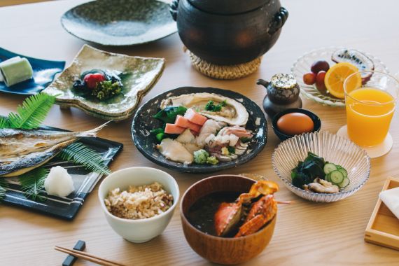 朝食では、夕食の鮨とは違った海の恵みが振る舞われる。