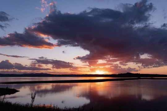 周囲に高い山がないため、穏やかな湖面が赤く染まる、壮大な夕景も臨める。