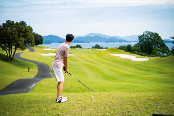 海の青とフェアウェイの緑の美しさが魅力。瀬戸内海に向けて気持ち良くショットしたい。