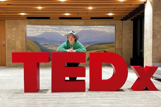 今年10月に開催された「TEDxKumamoto 2024」に登壇。ロゴオブジェとともに。