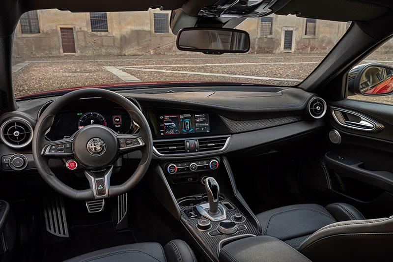 【Alfa Romeo】GIULIA QUADRIFOGLIO