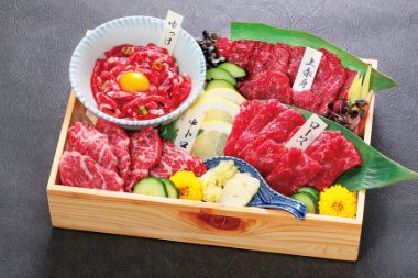 <span style="color: #fff;background-color: #C6860E;padding: 3px;margin-right: 5px;font-size: 75%;">複数設定あり</span><br>純国産 馬刺し 4種スペシャルセット 400g