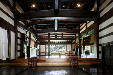 【平日】葛城ゴルフ倶楽部プレー券（キャディ付）＆ 葛城北の丸4名宿泊券(1泊2食付)