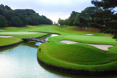 【平日】葛城ゴルフ倶楽部プレー券（キャディ付）＆ 葛城北の丸4名宿泊券(1泊2食付)