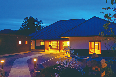 <span style="color: #fff;background-color: #C6860E;padding: 3px;margin-right: 5px;font-size: 75%;">複数設定あり</span><br>座敷わらし伝説の宿 金田一温泉 緑風荘 ペア宿泊券(1泊2食付)