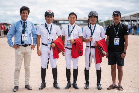 監督として参加した2018年の世界馬術選手権大会の1枚。一緒に写っているのは、パリ五輪で活躍した初老ジャパンのメンバーだ。