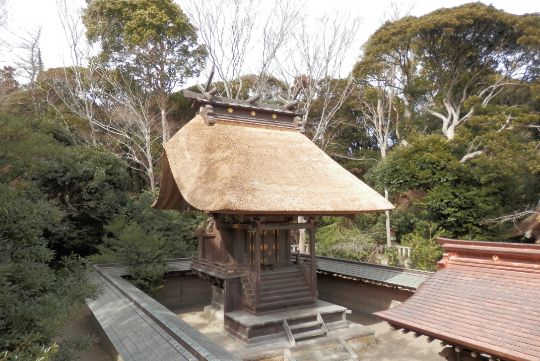 江戸時代初期の神社建築工法による、貴重な茅葺の本殿。周囲の塀には、当時の石工による網目模様の細工が施されている。