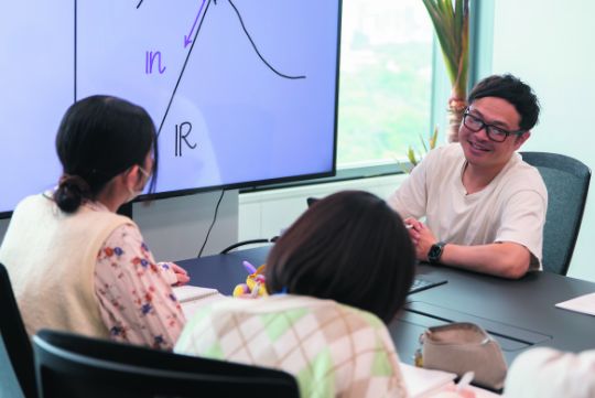 新宿校での授業風景。厚胤塾では多くの人気講師が授業を担当しているが、代表取締役である内藤さんもその一人として現在も教壇に立ち、生徒からの相談にも親身に対応している。