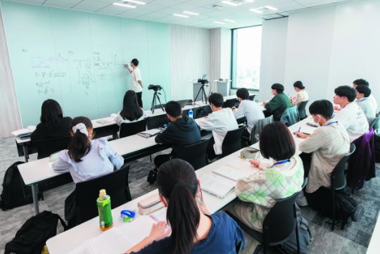 新宿ミライナタワー教室で教壇に立つ内藤さん。